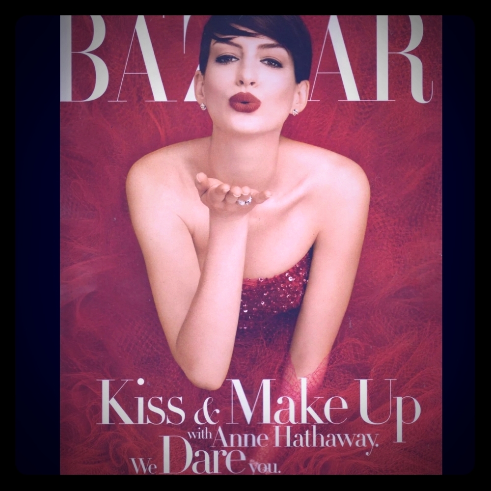 ANNE HATHAWAY MAGAZINE - LOT OF ONE (1) MAG  //